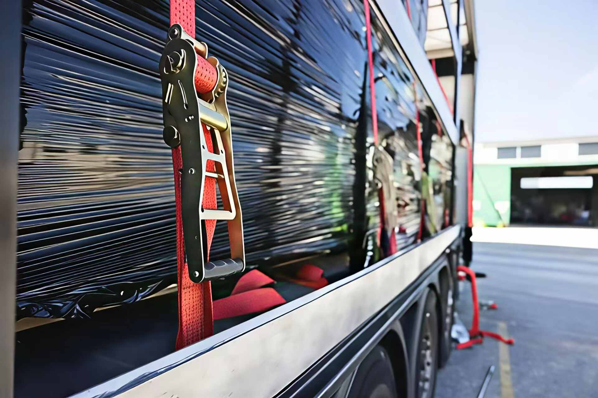 Ratchet Straps kumpara sa Winch Straps: Ang iyong Gabay sa Smarter Load Securement