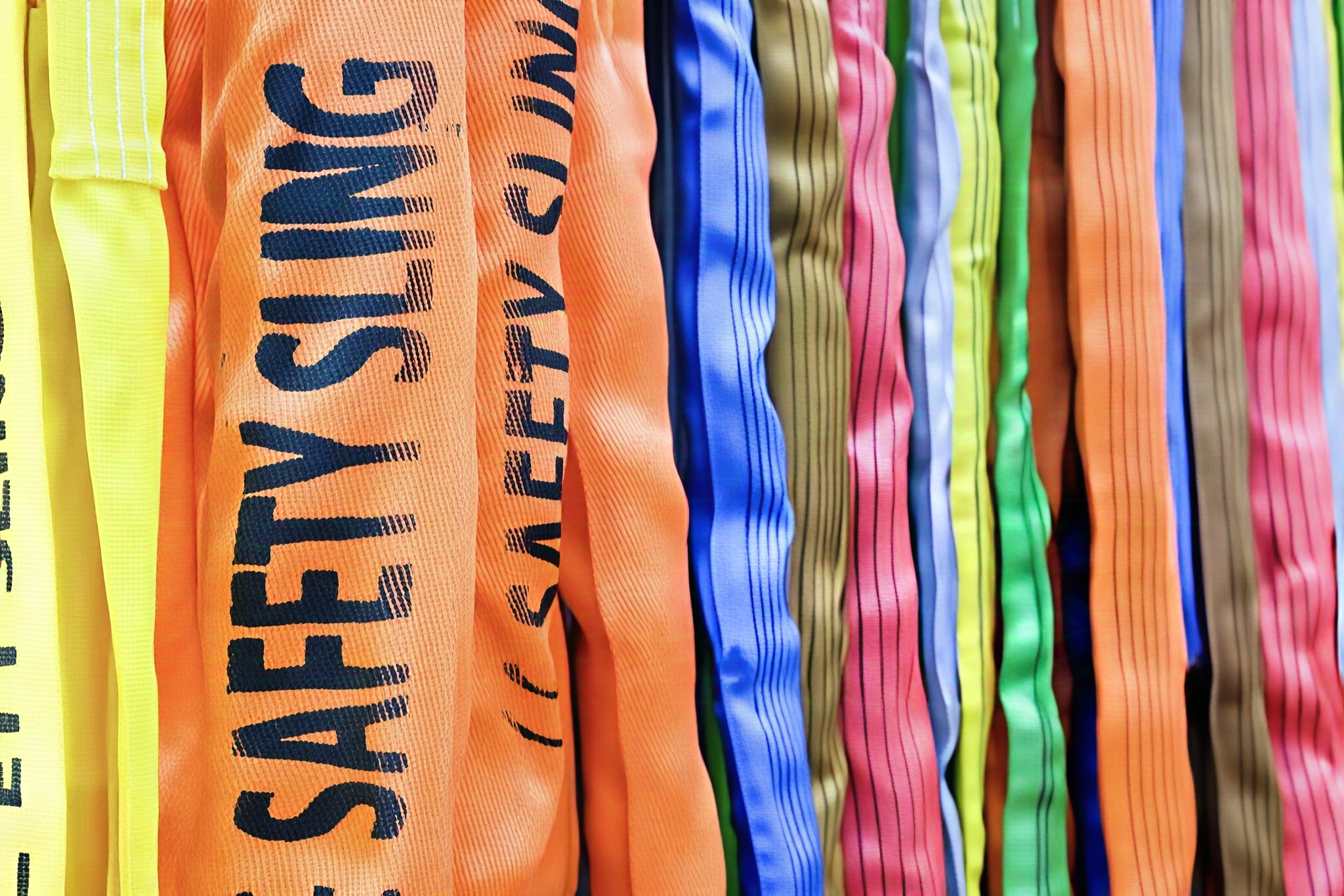 Round Sling kumpara sa Flat Webbing Sling: Ang iyong Ultimate Guide sa Pag -aangat ng Kahusayan at Kaligtasan